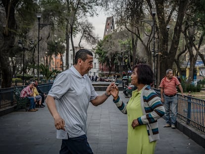 Una pareja toma clases de baile en la Alameda de la colonia Santa María la Ribera, en Ciudad de México.
