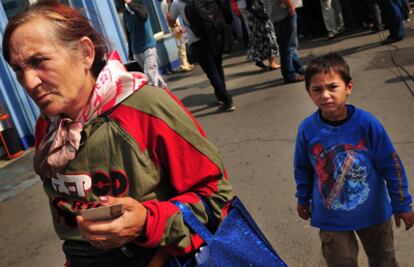 Gitanos romanís deportados hoy desde Francia a su llegada al aeropuerto de Bucarest.