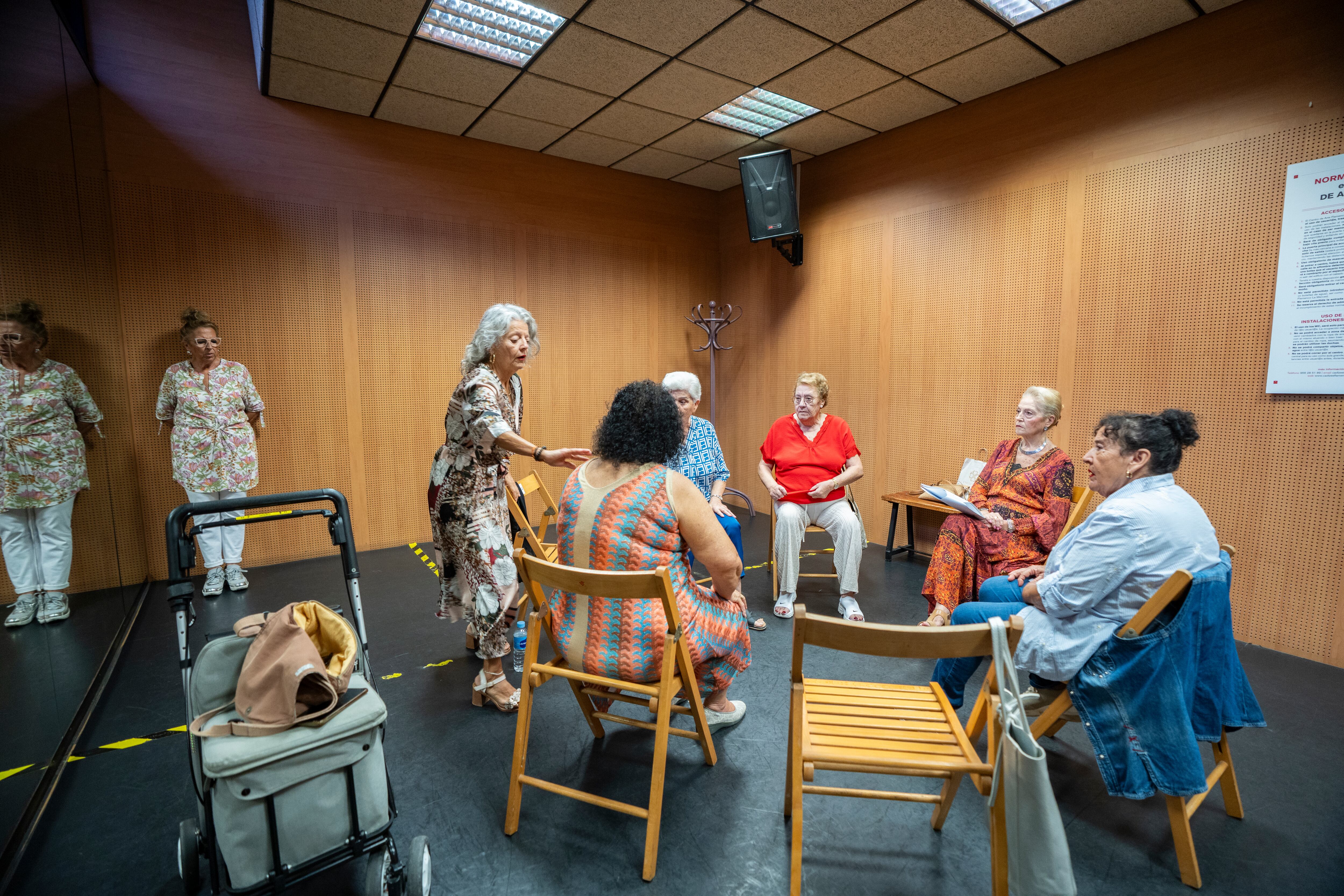 En ensayo del grupo de vecinas que representa 'Mujeres de Santa María', una obra de teatro flamenco popular obra de Alfonso de la Rimada.
