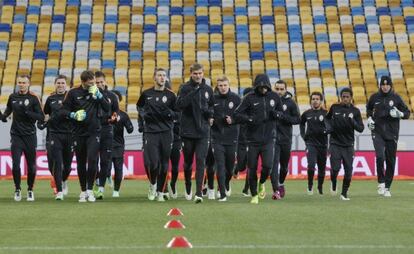 Los jugadores del Shakhtar se ejercitan ayer sobre el c&eacute;sped del Lviv Arena.