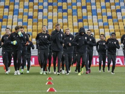 Los jugadores del Shakhtar se ejercitan ayer sobre el c&eacute;sped del Lviv Arena.