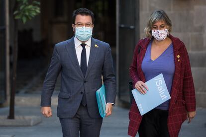 El presidente en funciones de la Generalitat, Pere Aragonès, con la consejera de Salud, Alba Vergés.