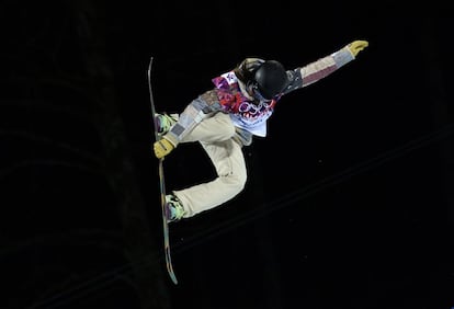 La estadounidense Kelly Clark compite en la final de snowboard.