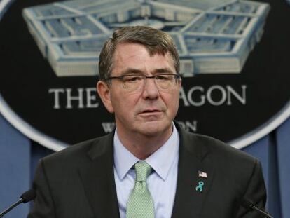 O secretário de Defesa norte-americano, Ash Carter, anuncia a operação contra um líder do EI.