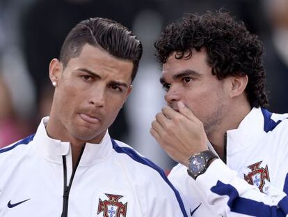 Cristiano Ronaldo y Pepe, durante el amistoso ante Grecia