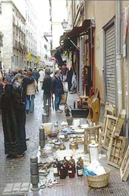 Puesto de objetos antiguos en una de las calles del Rastro.