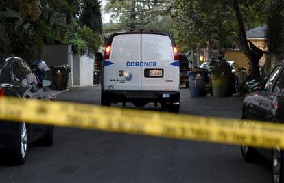 Una furgoneta de la policía llega a la casa de Andrew Getty.