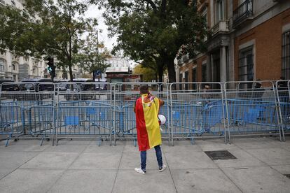 Un solitario manifestante, en la plaza de Neptuno durante la segunda jornada de la sesión de investidura de Pedro Sánchez.