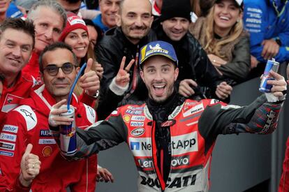 Andrea Dovizioso, posa junto a su equipo, tras proclamarse vencedor de MotoGP en Valencia.