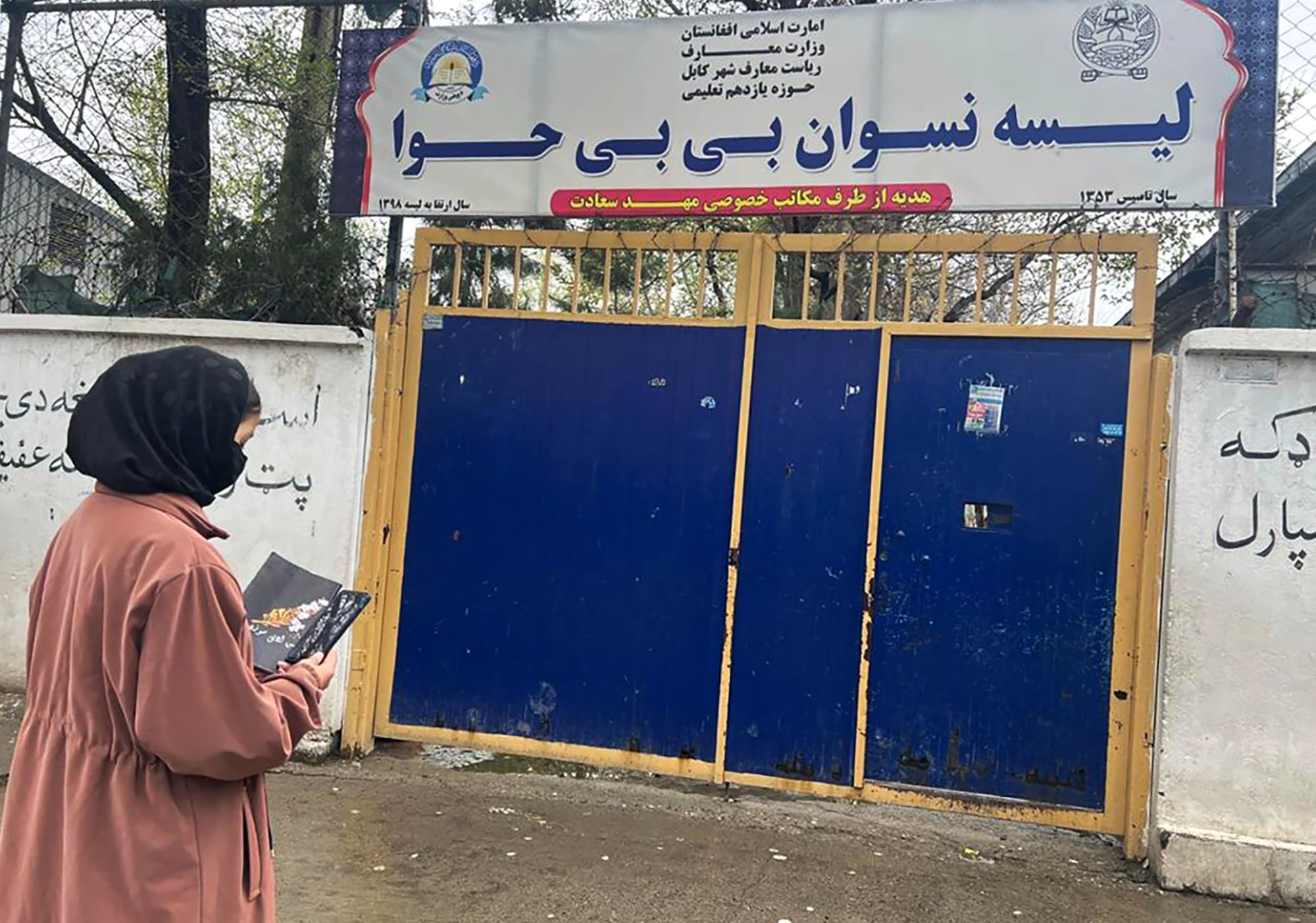 Las protestas duran tan solo algunos segundos, por miedo a ser detenidas, pero varias afganas se han arriesgado a posar en estos días con sus libros de texto frente a las escuelas cerradas de Herat.