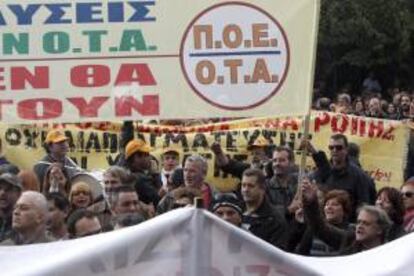 Trabajadores municipales gritan consignas durante una manifestacin en contra de las medidas de austeridad del gobierno en Atenas, Grecia. EFE/Archivo