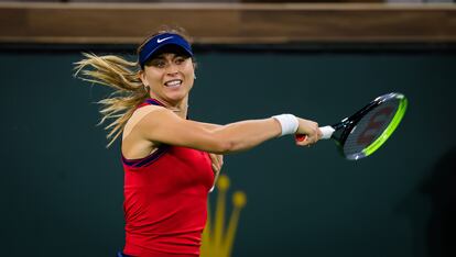 Paula Badosa golpea la pelota durante la semifinal contra Jabeur en Indian Wells.