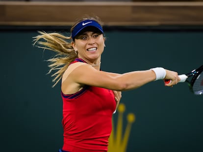 Paula Badosa golpea la pelota durante la semifinal contra Jabeur en Indian Wells.