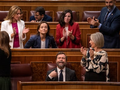 El diputado de Vox Iván Espinosa de los Monteros gesticula en el Congreso.