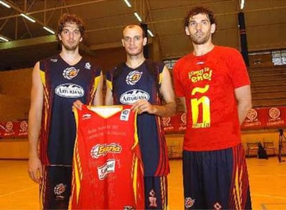 Gasol, Jiménez y Garbajosa en la concentración de San Fernando