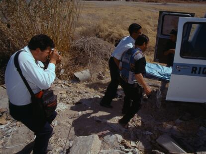 El fotoperiodista Jaime Murrieta cubre un asesinato, en Ciudad Juárez, en 1997.