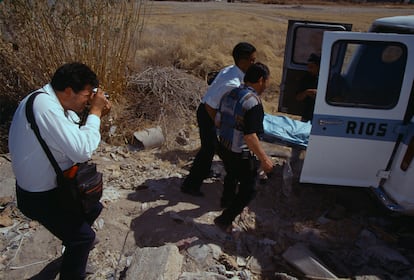 El fotoperiodista Jaime Murrieta cubre un asesinato, en Ciudad Juárez, en 1997.