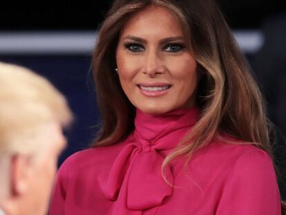 Por qué Donald Trump debería odiar la camisa que vistió Melania en el debate