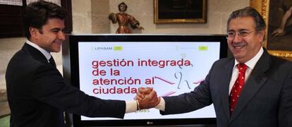 Juan Ignacio Zoido y el concejal Beltr&aacute;n P&eacute;rez en el Ayuntamiento.