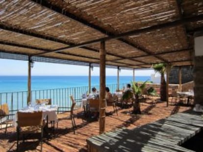 Terraza del hotel Doña Pakyta, en San José, en el Cabo de Gata (Almería).