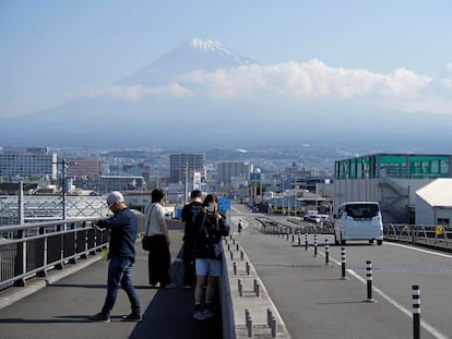 Turistas extranjeros toman fotos en el Puente del Gran Sueño del Monte Fuji (Japón),  que ha sido bloqueado por autoridades por un exceso de turistas.