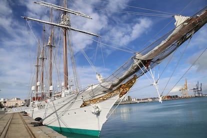 Vista de proa del buque-escuela Juan Sebastián Elcano, atracado este miércoles en el puerto de Cádiz.