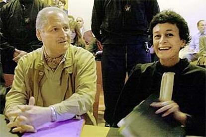 Carlos, junto a su abogada y esposa, Isabelle Coutant-Peyre, en noviembre de 2000.