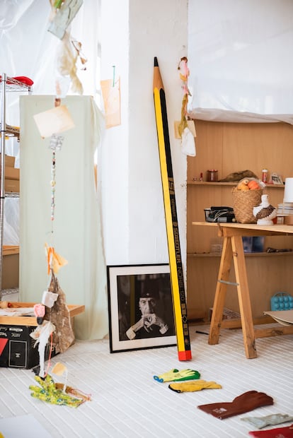 Un rincón del taller de Albert Riera. El artista sale a la calle en busca de objetos insólitos. Luego los lleva a su estudio para que dialoguen con lo que él llama “el caos fértil”. “Aquí veo cómo se relacionan con otros objetos, cómo encajan aquí o allá”.