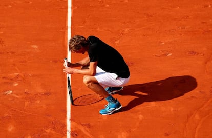 Zverev se lamenta durante un partido en Roland Garros.