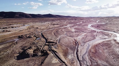 El lecho del río Huanuni antes de desembocar en el lago Poopó, del lado izquierdo un sitio de minería artesanal.
