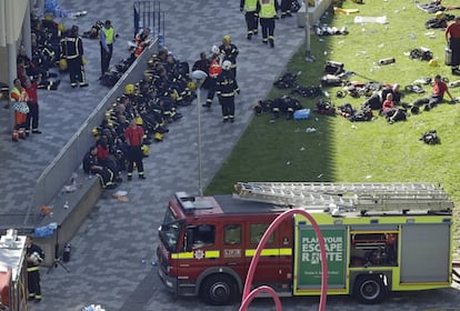 Cerca de 200 bombeiros trabalham no combate às chamas.