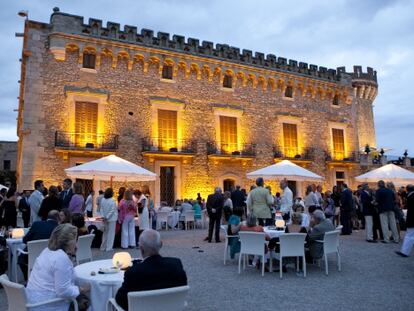 El castillo de Peralada es el punto de encuentro de la burgues&iacute;a catalana y los empresarios en la Costa Brava en verano.