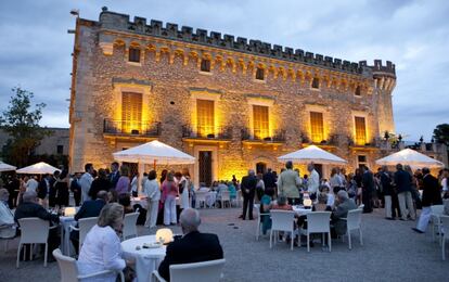 El castillo de Peralada es el punto de encuentro de la burgues&iacute;a catalana y los empresarios en la Costa Brava en verano.