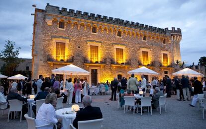 El castillo de Peralada es el punto de encuentro de la burguesía catalana y los empresarios en la Costa Brava en verano.