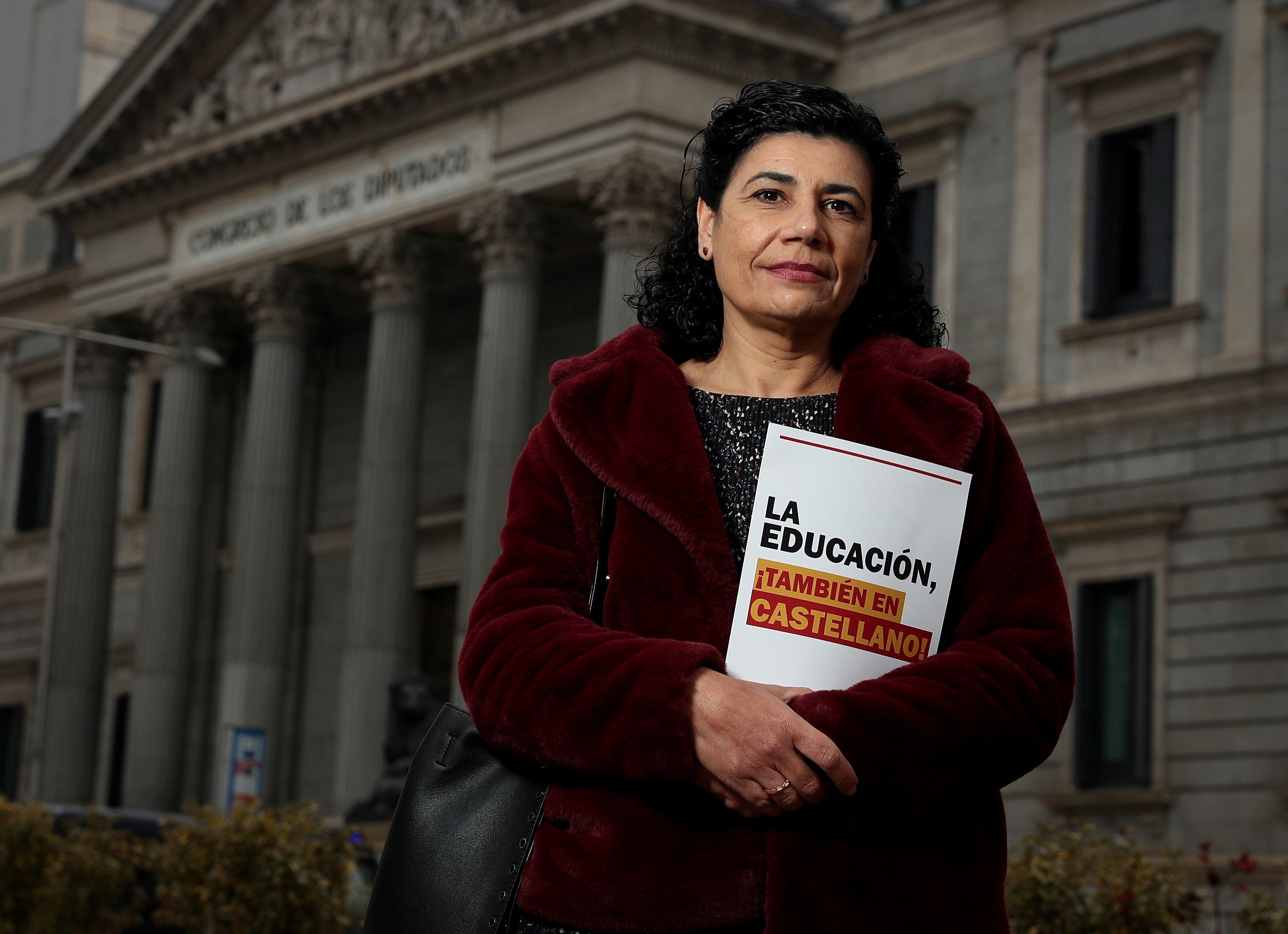 Ana Losada, presidenta de la Asamblea por una Escuela Bilingüe de Cataluña, frente al Congreso el miércoles.