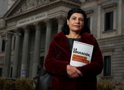 Ana Losada, presidenta de la Asamblea por una Escuela Bilingüe de Cataluña, frente al Congreso el miércoles.