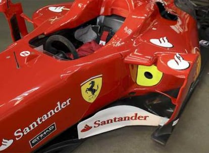 Detalle del patrocinio del Santader en el Ferrari de esta temporada.