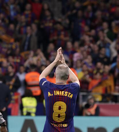 Andrés Iniesta aplaude al público antes de ser sustituido.