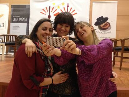 De izquierda a derecha, las cocineras Beatriz Sotelo, Aizpea Ohianeder y Yolanda León, en el congreso Mujer Gastronómica.