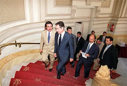 José María Aznar, presidente del Gobierno, con Miguel Blesa, presidente de Caja Madrid, en el II Encuentro Financiero.