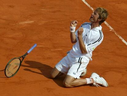 Juan Carlos Ferrero celebra la victoria ante el holandés Martin Verkerk en el Roland Garros de 2003