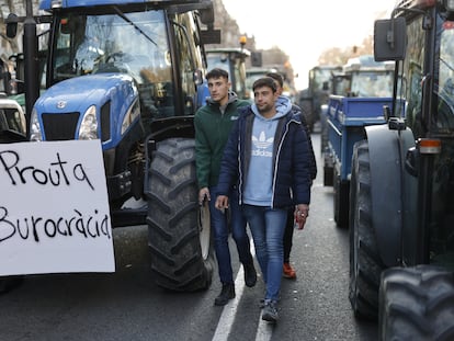 Manifestantes con sus tractores en el paseo de Gràcia de Barcelona.