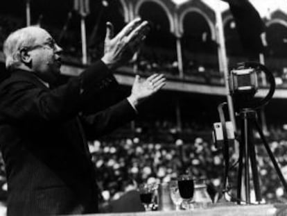 Manuel Azaña durante un mitin en la plaza de toros de Las Ventas.
