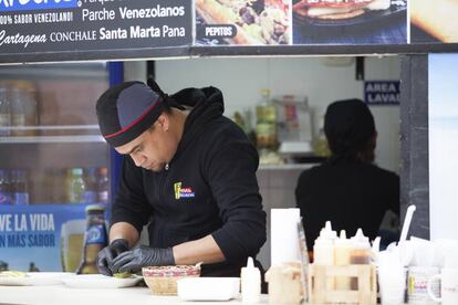 Juan Villareal prepara un plato en el restaurante Entre Panas y Parceros, en Bogotá.