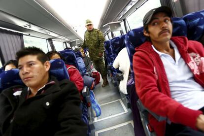 Un soldado inspecciona un bus tras la fuga de El Chapo.
