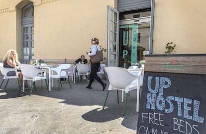 El hostel que cobra más a mujeres que a hombres en Valencia.