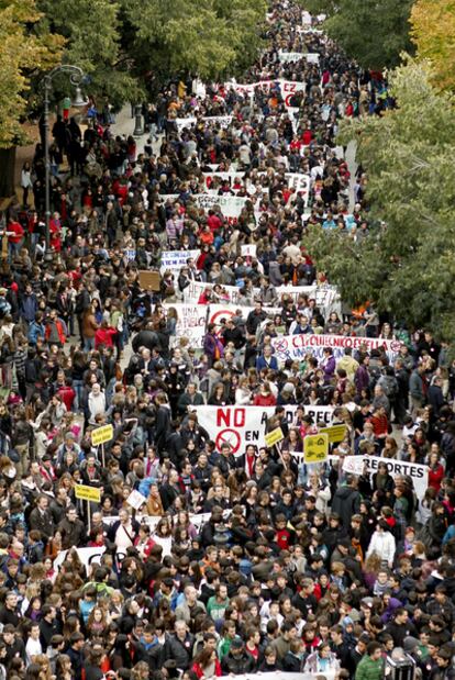 Los manifestantes, durante su recorrido por Pamplona.