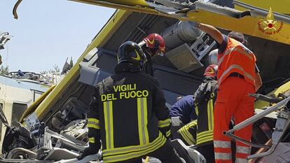 Bombers de Vigili del Fuoco inspeccionen un dels vagons destrossats a la recerca de víctimes.