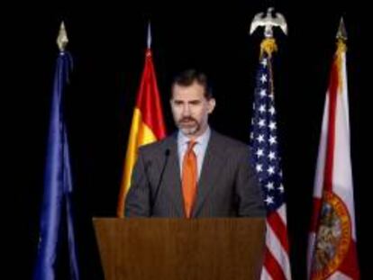 El príncipe Felipe durante su intervención en el seminario económico celebrado hoy en el Hotel Mandarin de Miami, sobre las relaciones comerciales entre España y Florida, en la última jornada de viaje de una semana que los Príncipes de Asturias han realizado a los EE.UU..