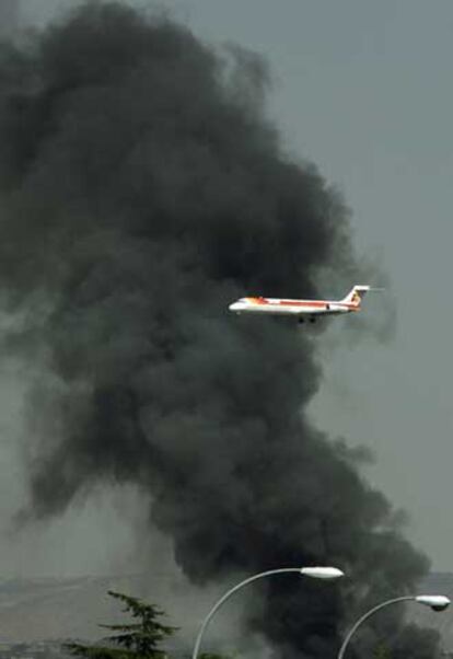 El incendio en una chatarrería en el camino de la Muñoza en Barajas provocó una espectacular columna de humo sin embargo no hubieron daños.